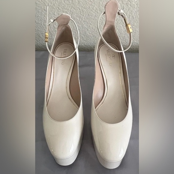 Valentino Garavani Tan Go Patent Leather Platform Heels $1150 - Picture 10 of 15